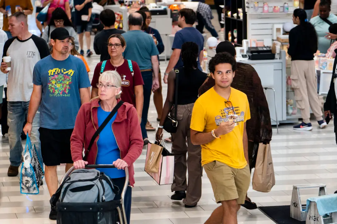 US Consumer Sentiment Sinks in August After 2-Month Rebound: UMich