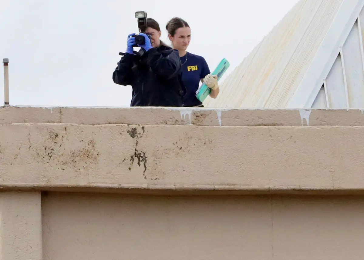 Texas ICE Offices Received Envelopes With Suspicious White Powder, DHS Says thumbnail