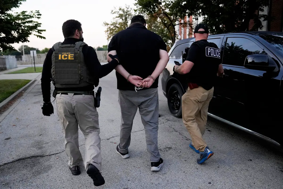 ICE Agents Hurt in Minnesota Arrest as Tensions Rise Over Immigration Enforcement thumbnail