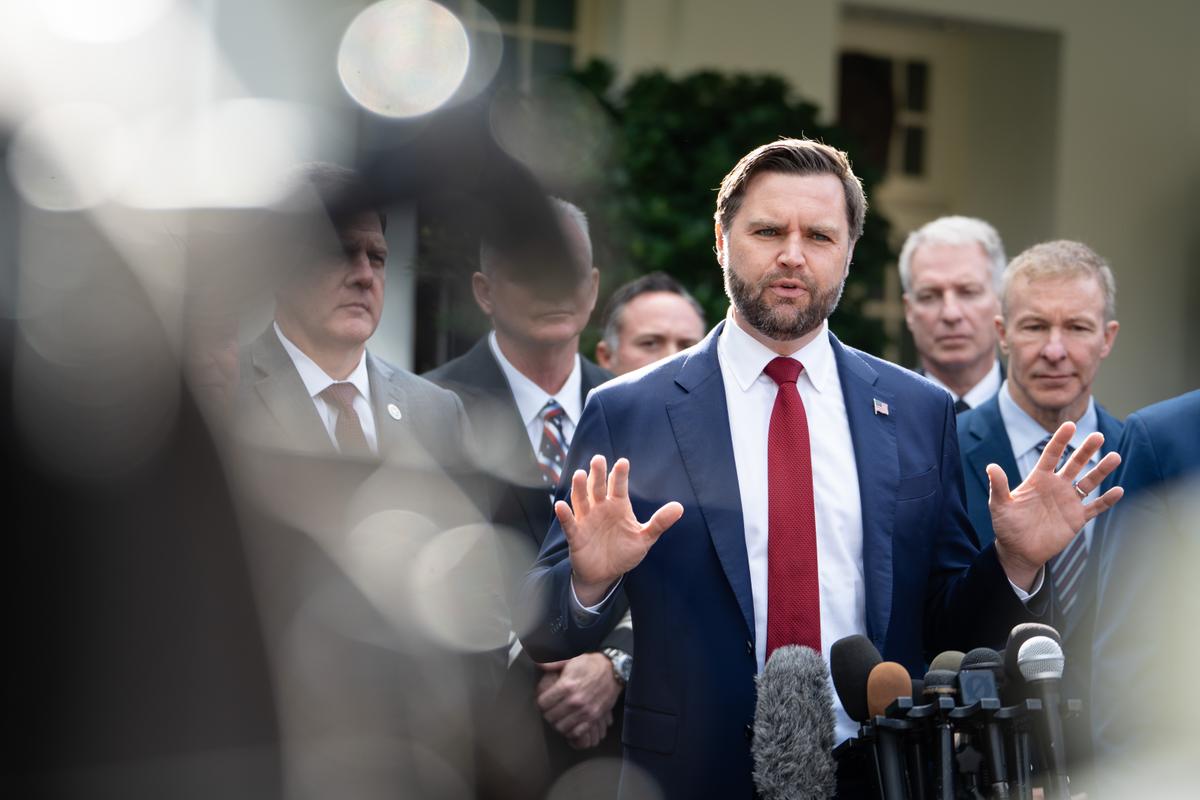 Vance Warns Holiday Travel Could Be ‘Disaster’ If Government Does Not Reopen thumbnail