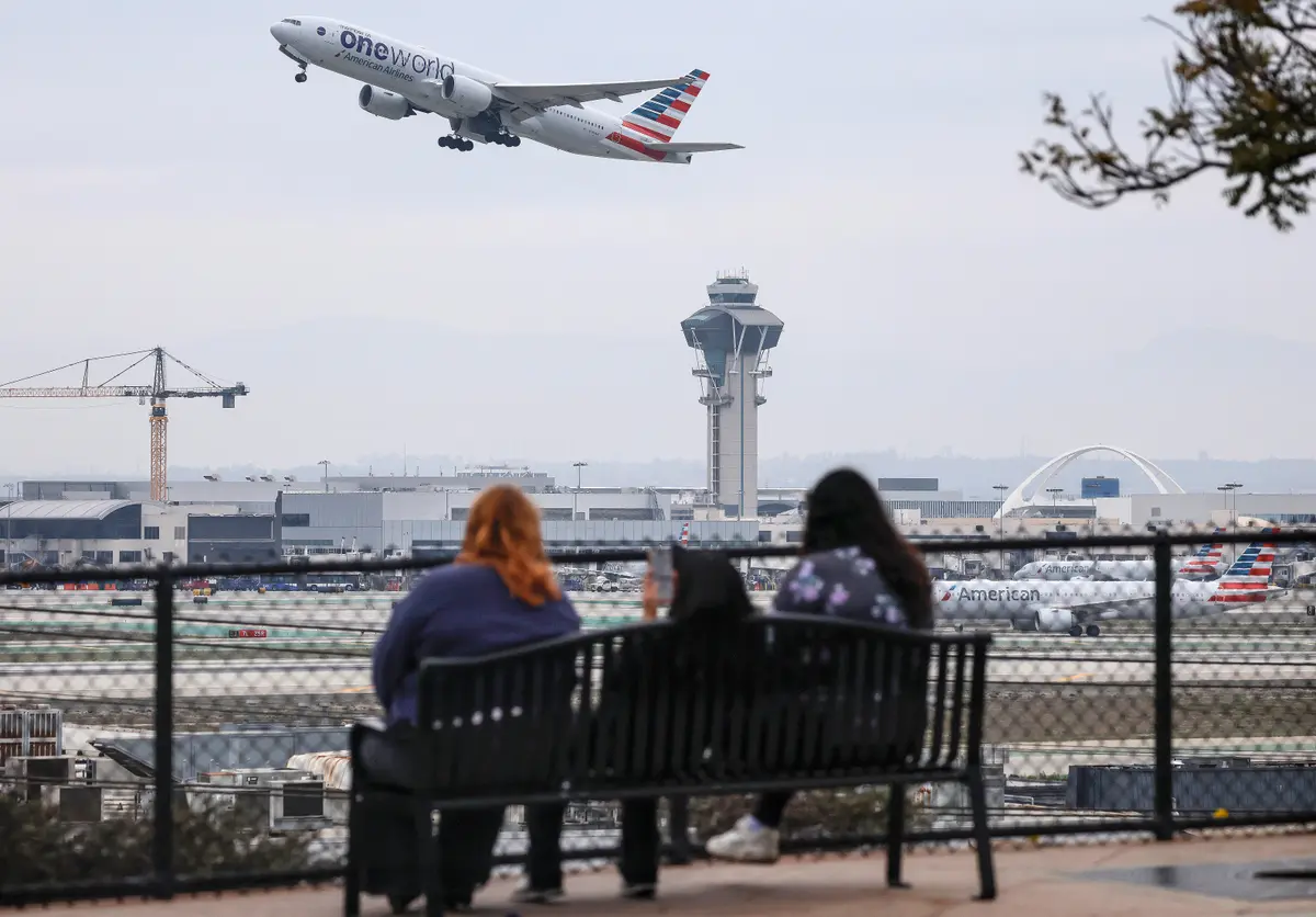 FAA Awards $10,000 Bonuses to 776 Air Traffic Workers Who Had Perfect Attendance During Shutdown thumbnail