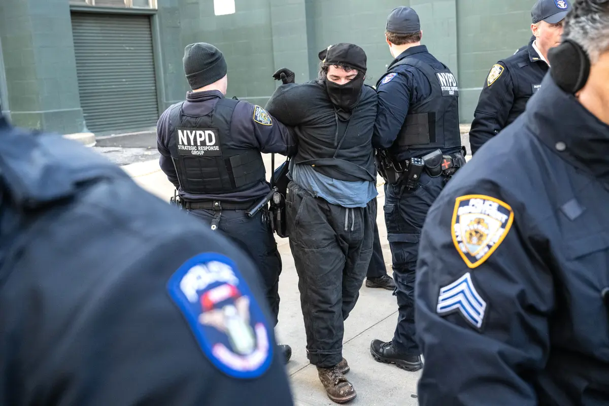 Protesters Arrested for Blocking ICE Officers in New York thumbnail