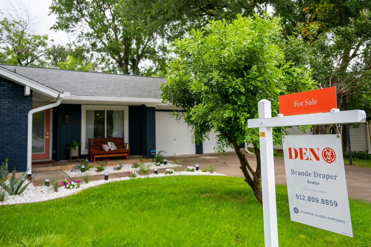 US Mortgage Rates Fall for First Time in 6 Weeks