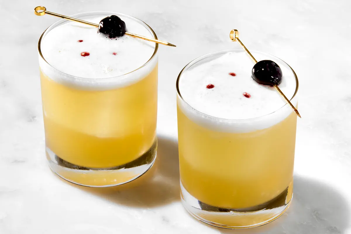How to Make a Classic Whiskey Sour thumbnail