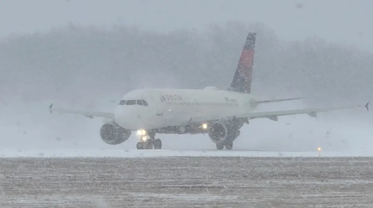 US Airlines Issue Travel Waivers as Winter Storm Threatens Widespread Disruption
