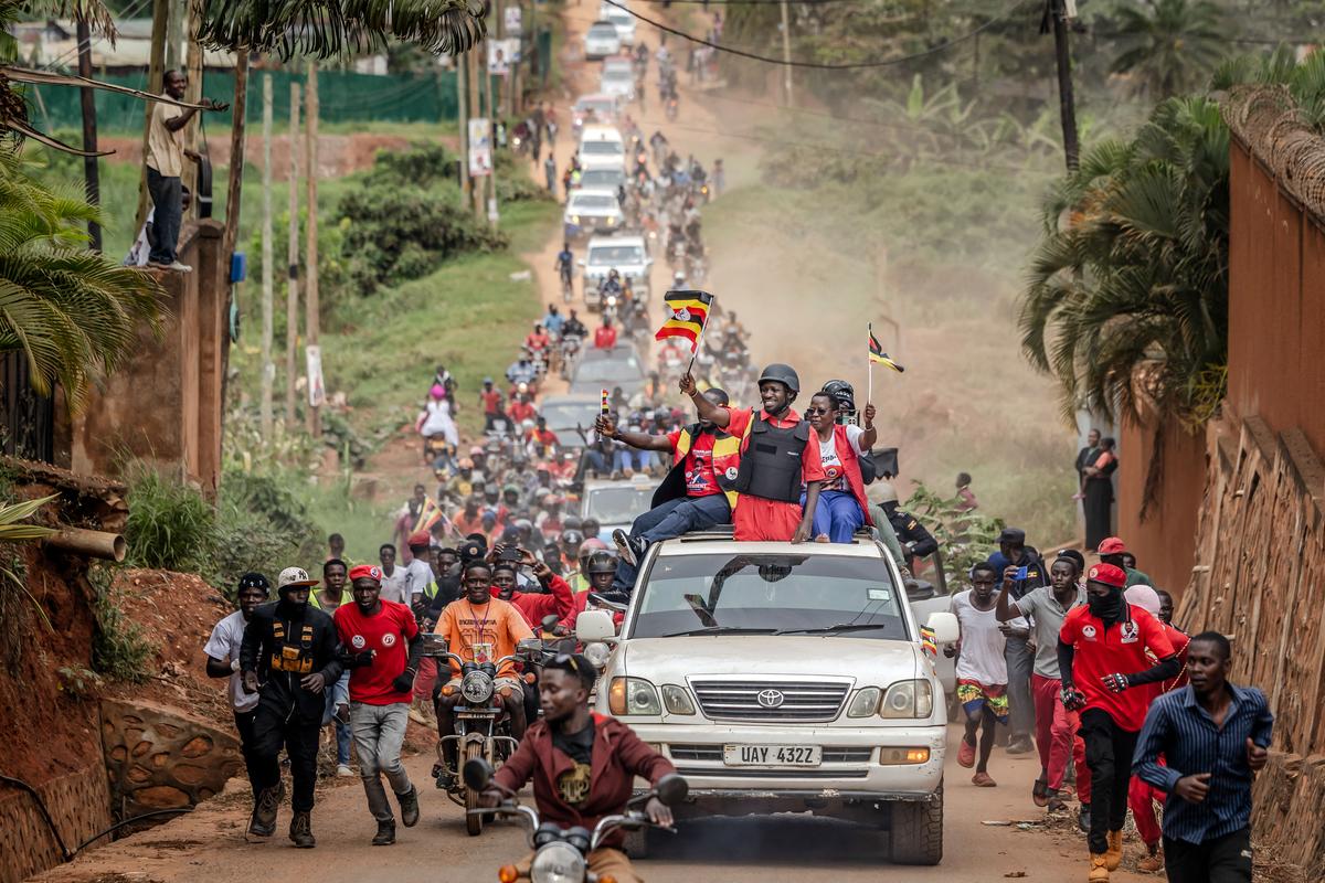 Day in Photos: Election Campaign in Uganda, Missile Attacks in Ukraine, and Political Prisoners Released in Venezuela thumbnail