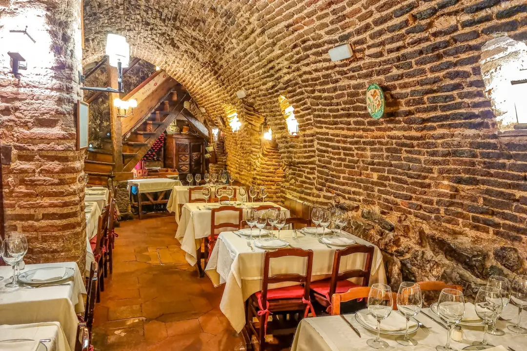A 300-Year-Old Flame Still Burns: The World’s Oldest Restaurant Is Full of History and Mystery