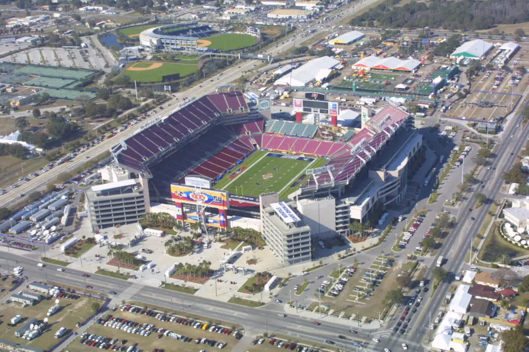 NFL Buccaneers Hand Off Stadium to NHL Lightning; Tampa Bay Prepares for First Outdoor Game