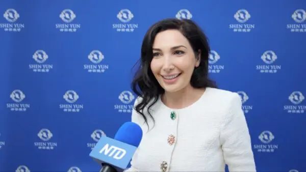 Piano Teacher Says Shen Yun’s Orchestra Blends Eastern and Western Sounds Beautifully