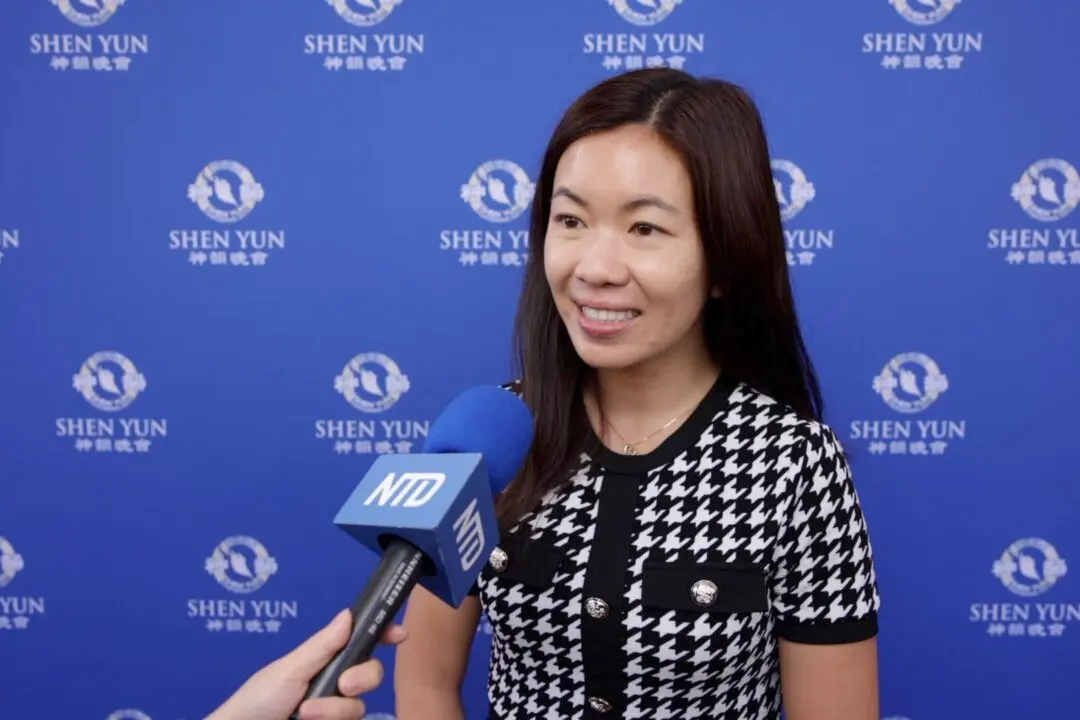 Mayor of Monterey Park, California Enjoys the Magic of Shen Yun