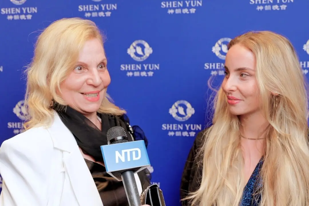 Theater Director Captivated by Shen Yun