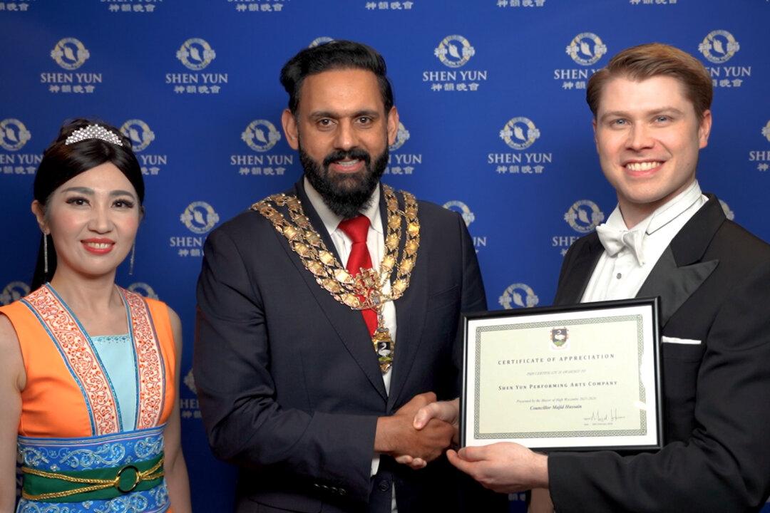 Mayor of High Wycombe Presents Certificate of Appreciation to Shen Yun