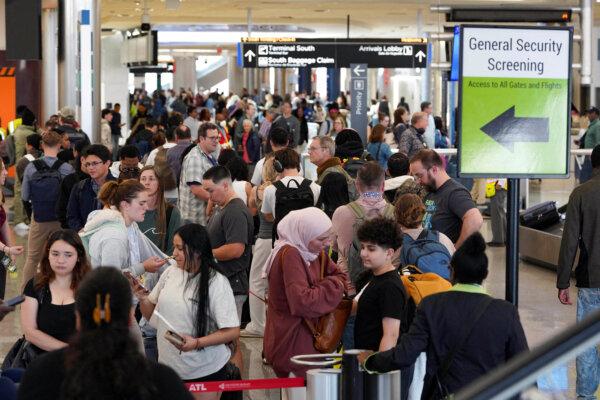 ICE Deployed to More Than a Dozen US Airports; Wall Street Up After Trump Postpones Iran Strikes