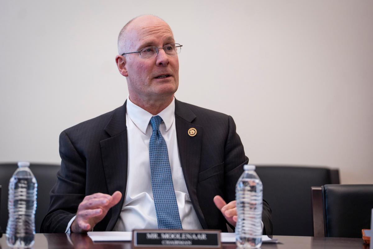 GOP House Members Introduce Legislation to Bar Entry, Deport Employees of Chinese Military Companies