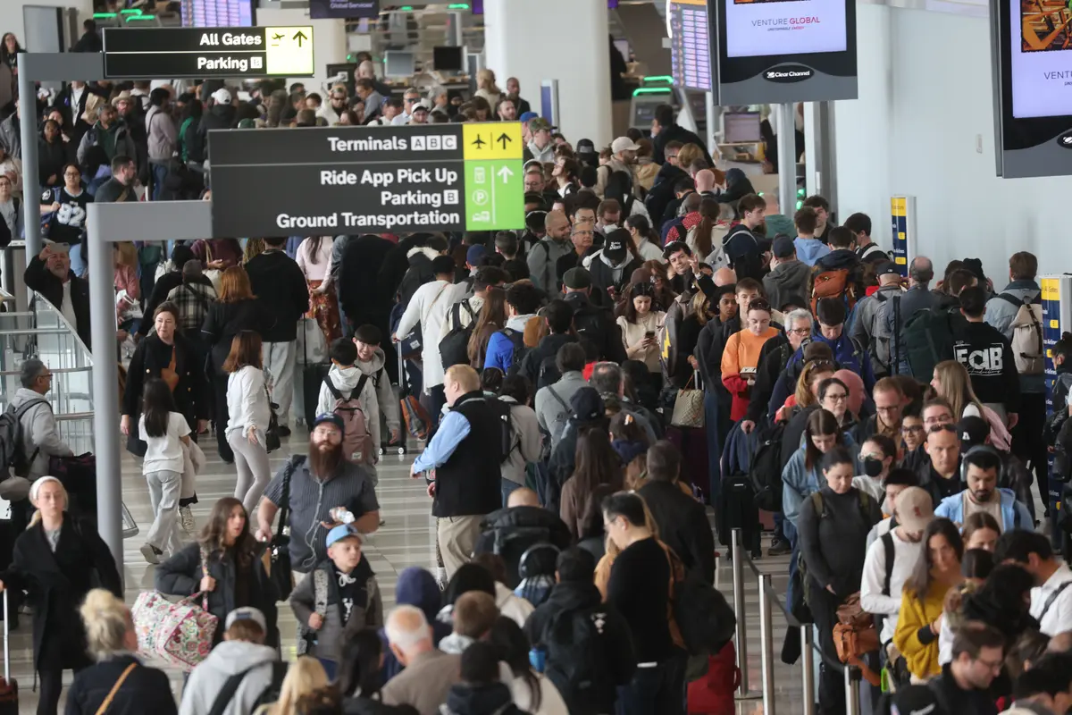 Trump Signs Order to Pay TSA Agents During Shutdown