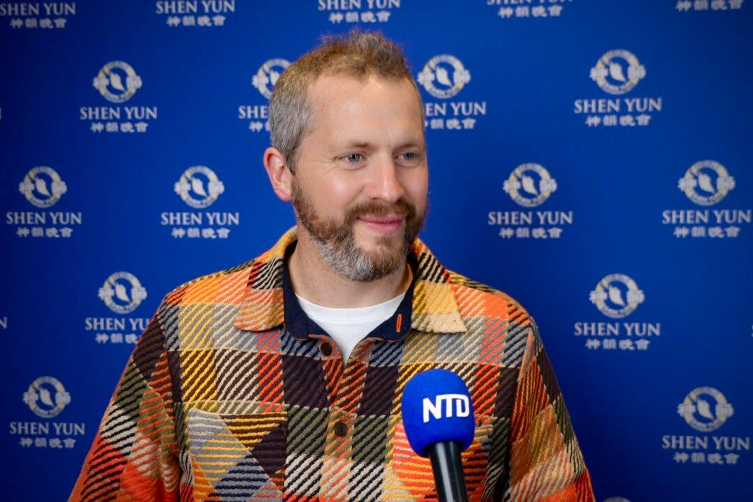 Fresco Artist Says Shen Yun Inspires With Beauty, Culture, and Spiritual Depth