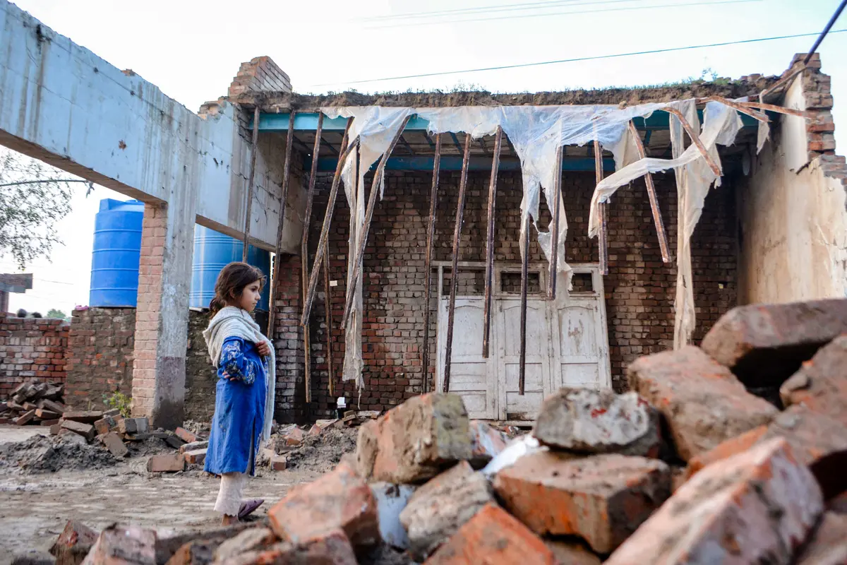 Day in Photos: Pakistan Storm, Parachuting Exercise, and Cherry Blossoms