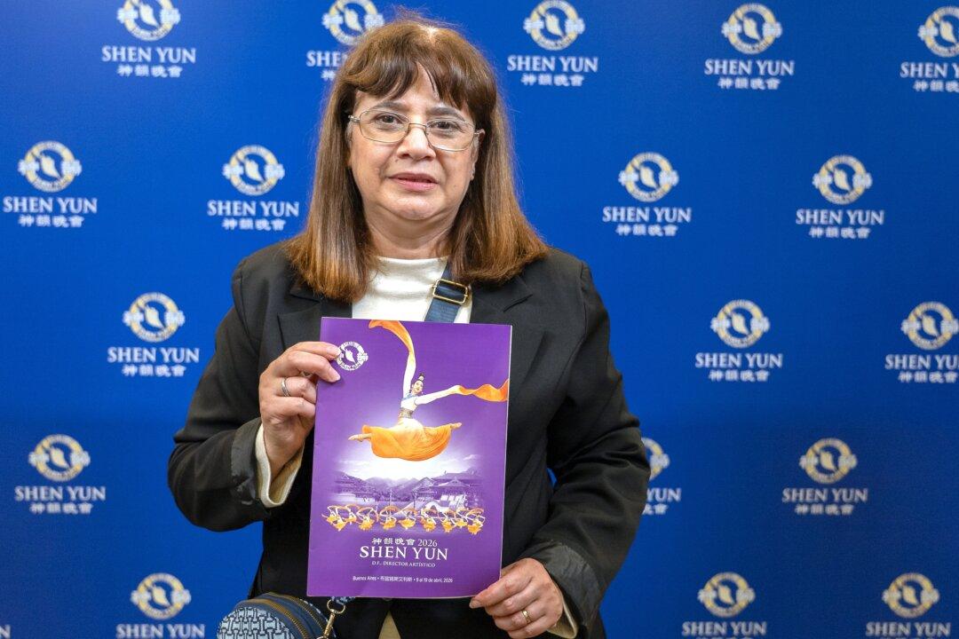 Radio Announcer ‘Struck by Everything That Is Divine’ in Shen Yun