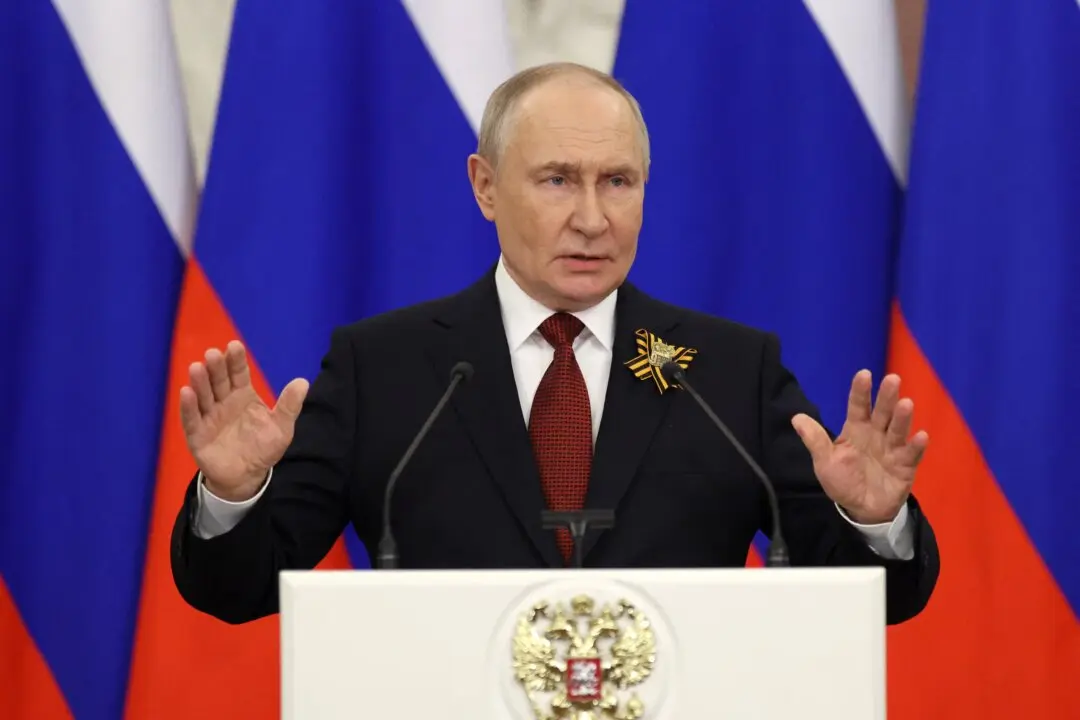 Russia Warns Foreigners to Leave Kyiv as It Threatens More Strikes