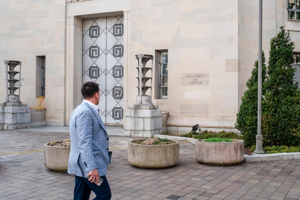 Journalist, Son of Texas Politician Accused of Selling Intelligence to Beijing