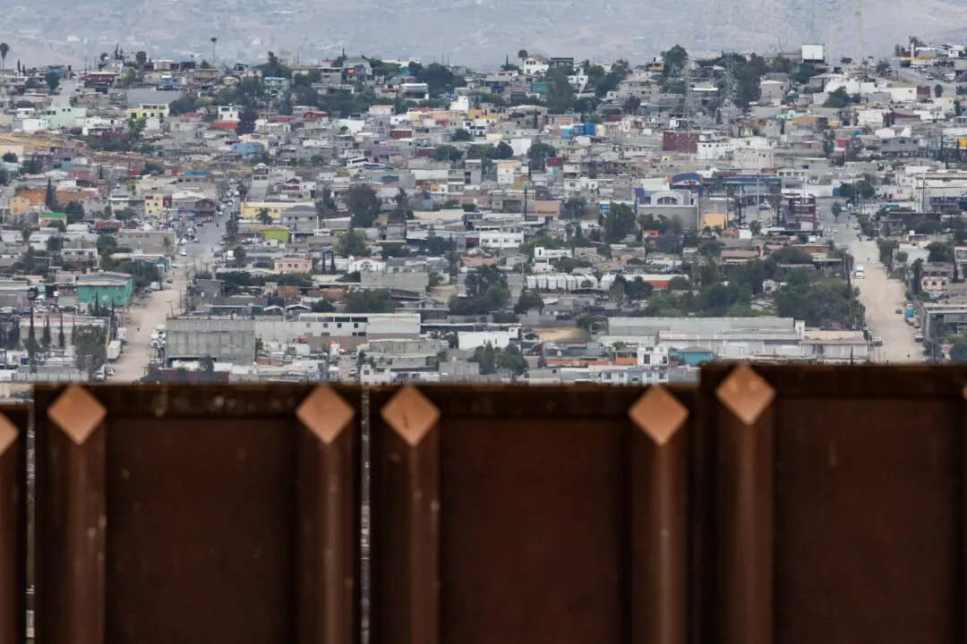 CBP Urges Migrants Not to Cross US Border Illegally During Summer Heat