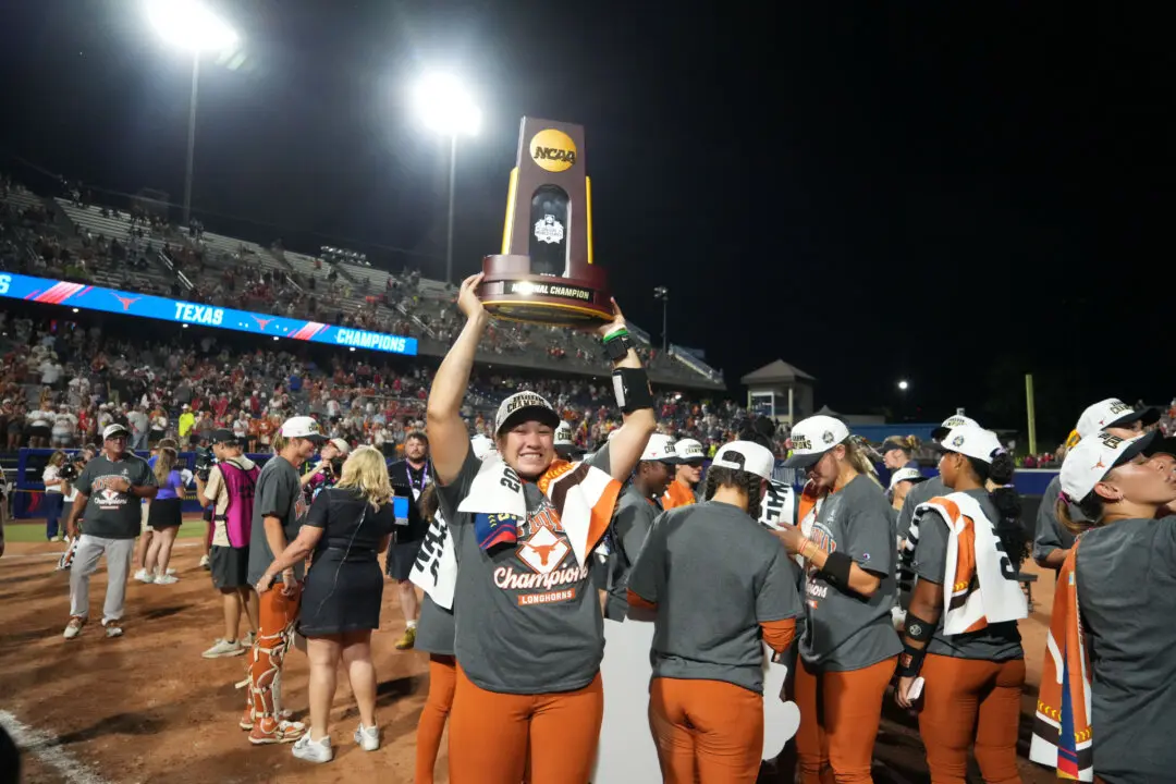 Texas Women Beat Texas Tech 4-1 to Claim Back-to-Back NCAA Softball Championships