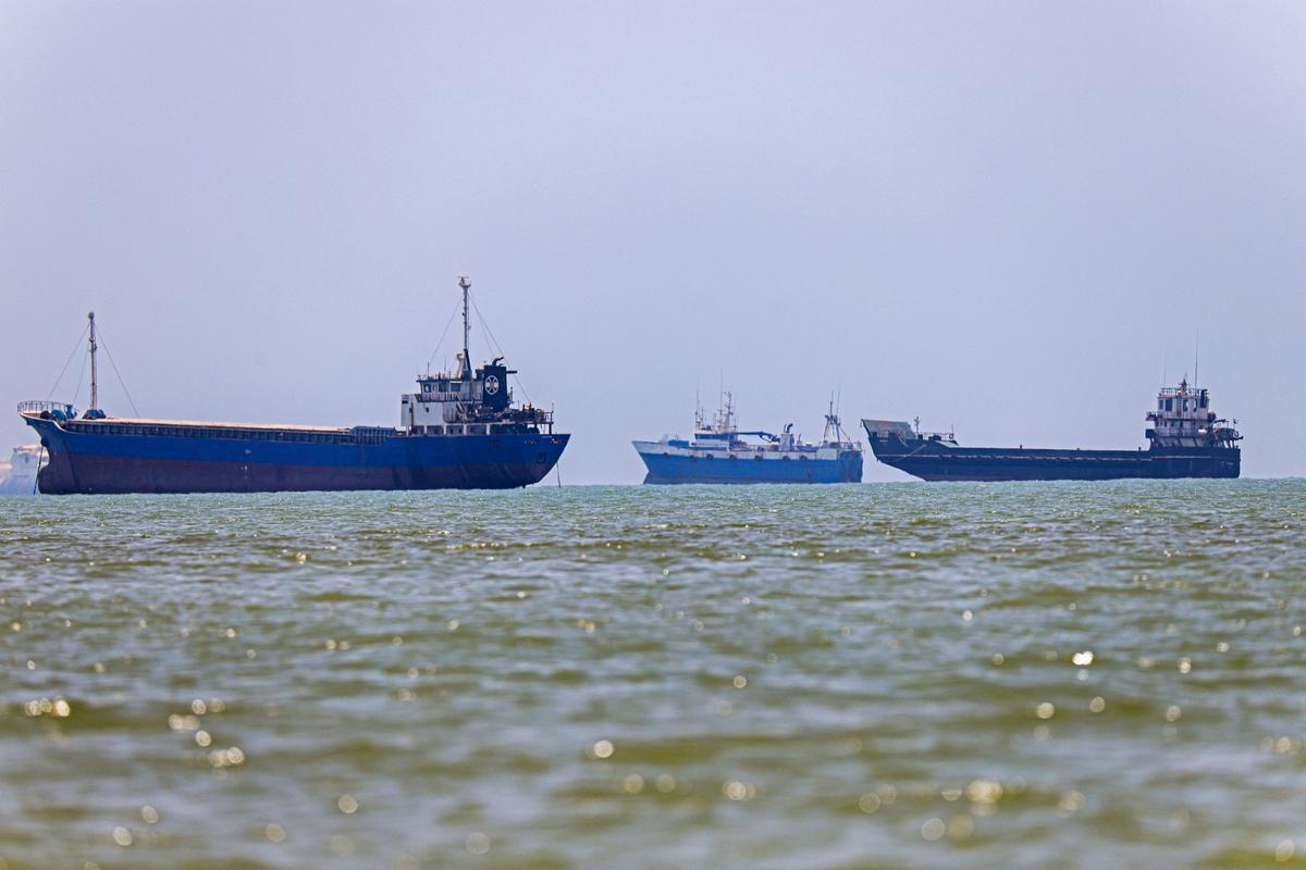 Trump Threatens to Impose Hormuz Transit Toll If Final Iran Peace Deal Not Reached