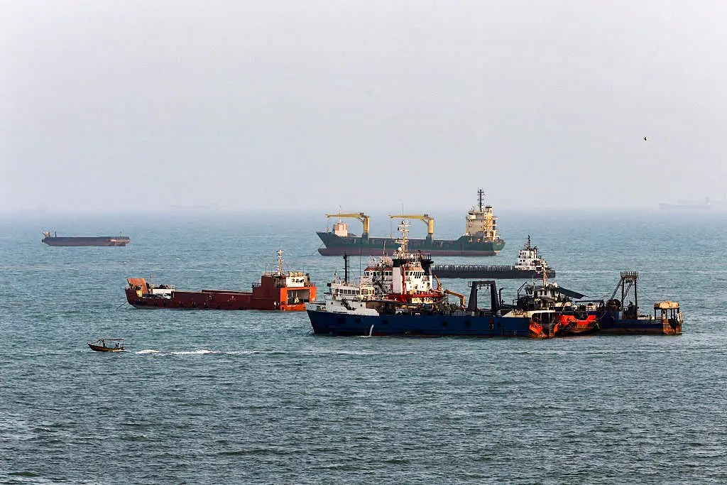 Ship Hit in Strait of Hormuz as Turkey Pushes US-Iran Talks
